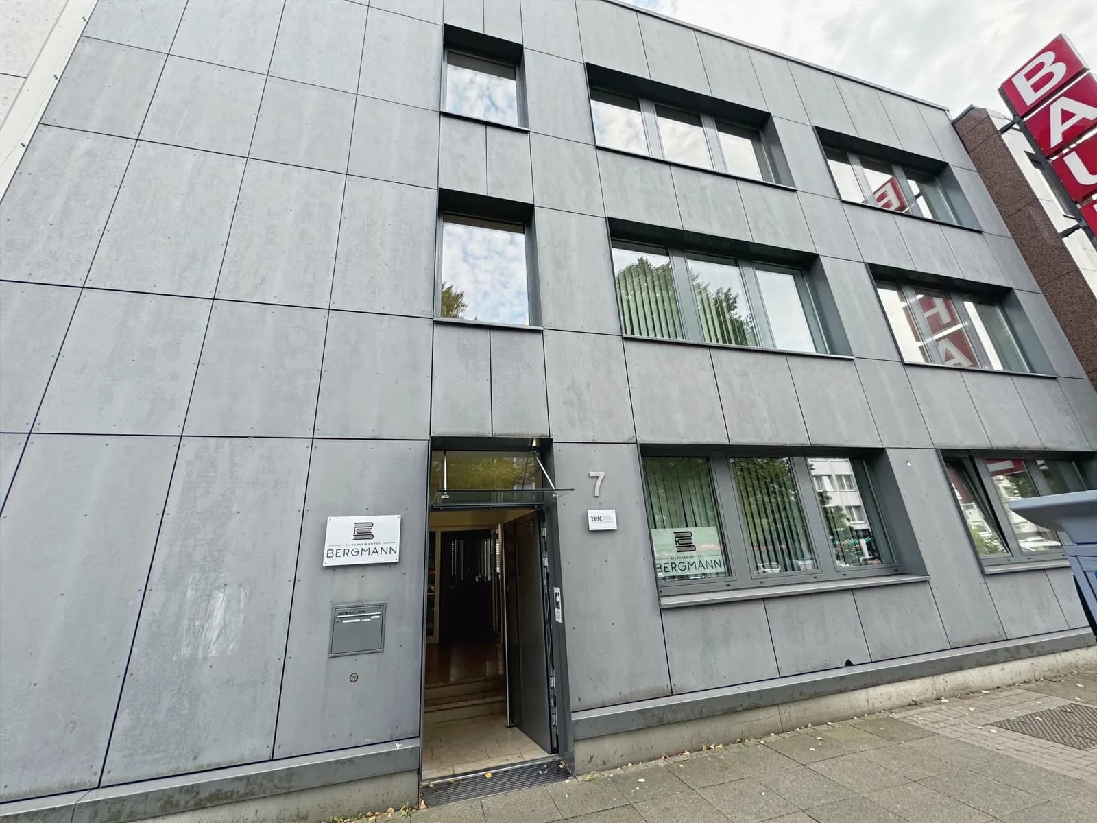 Eingang des BERGMANN Bildungsinstituts in der Otto-Brenner-Straße 7 in Hannover, mit Namensschild und telc-Plakette