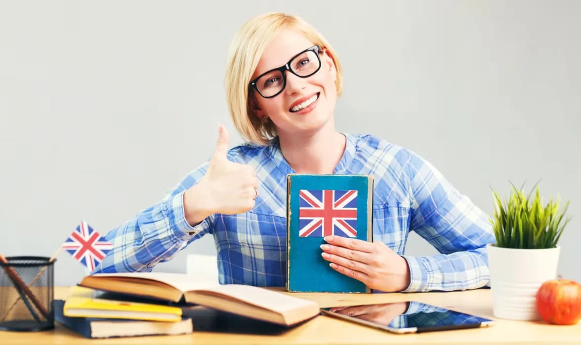 Englischlernende mit Lehrmaterial im Unterricht