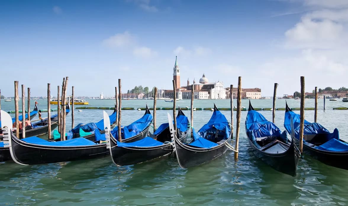 Gondeln in Venedig als Motiv für den Italienischkurs